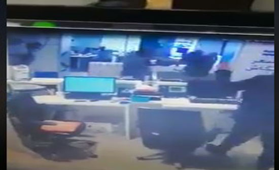 شاهد بالفيديو ... السطو المسلح على بنك في المحطة من كاميرات البنك