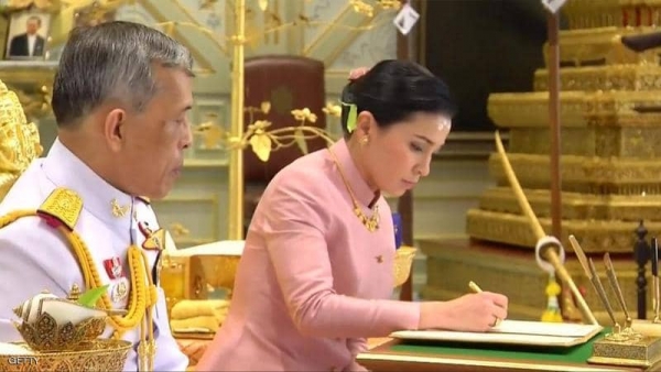ملك تايلاند يجرد زوجته من كل ألقابها