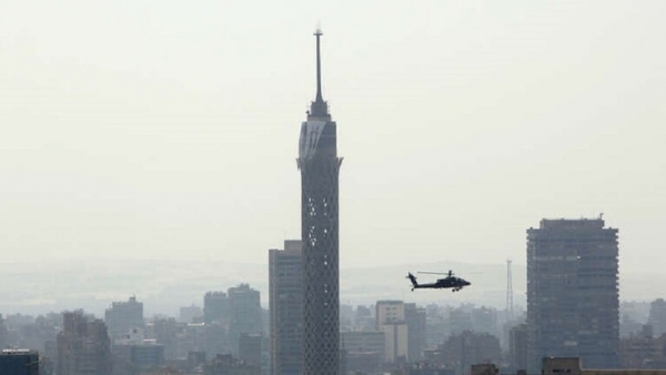 بالصور والفيديو.. طالب مصري ينتحر بإلقاء نفسه من أعلى برج القاهرة