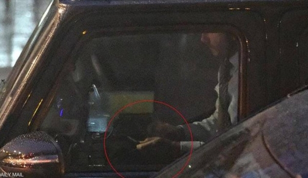 الصور تكشف بيكهام.. ماذا تفعل داخل السيارة؟