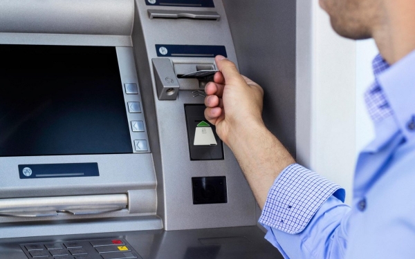 البنوك تزوّد صرافاتها الآلية بالنقود غداً