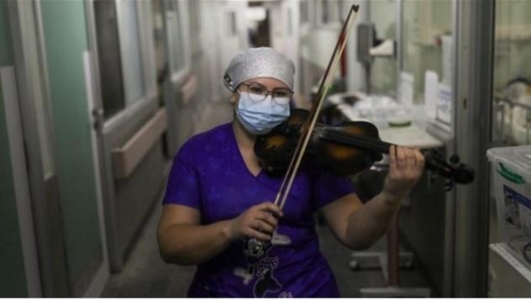 ممرضة تعزف الكمان لمصابي كورونا