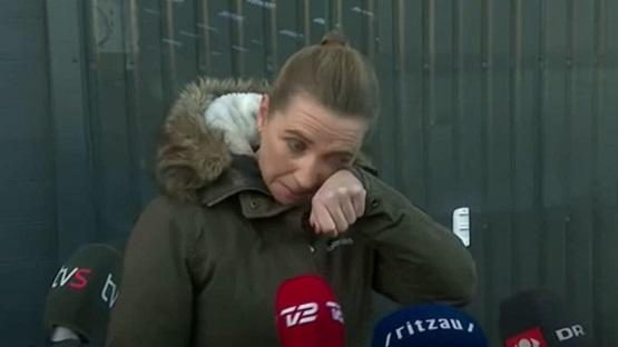 رئيسة وزراء الدنمارك تبكي على حيوان  فيديو