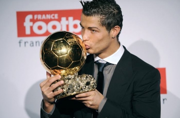 كريستيانو رونالدو يتوج بجائزة القدم الذهبية