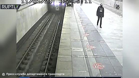صبي ينجو بأعجوبة من الموت في مترو أنفاق موسكو فيديو
