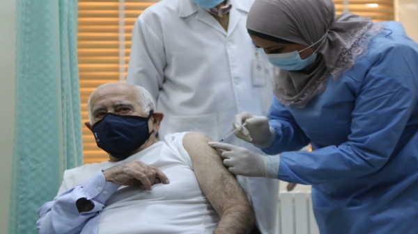 الدكتور حنانيا أول أردني يحصل على لقاح كورونا ضمن حملة التطعيم