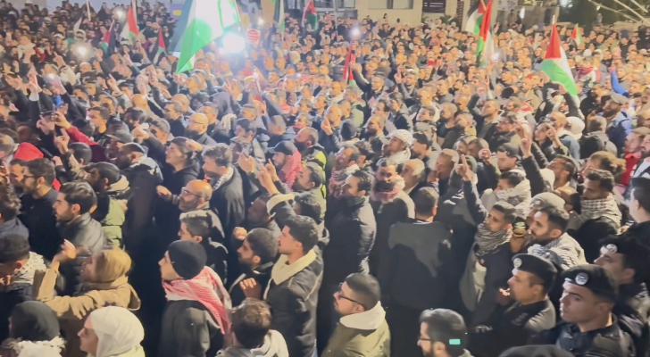 أردنيون يتظاهرون في محيط سفارة الاحتلال بالعاصمة عمان  فيديو