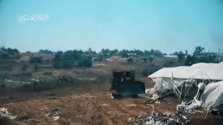 فيديو || القسام تستهدف جرافة عسكرية وسط القطاع