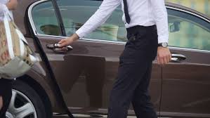 امام وزير الصحة .. تعيين عامل لفتح الباب والمصعد لمدير مؤسسة صحية.