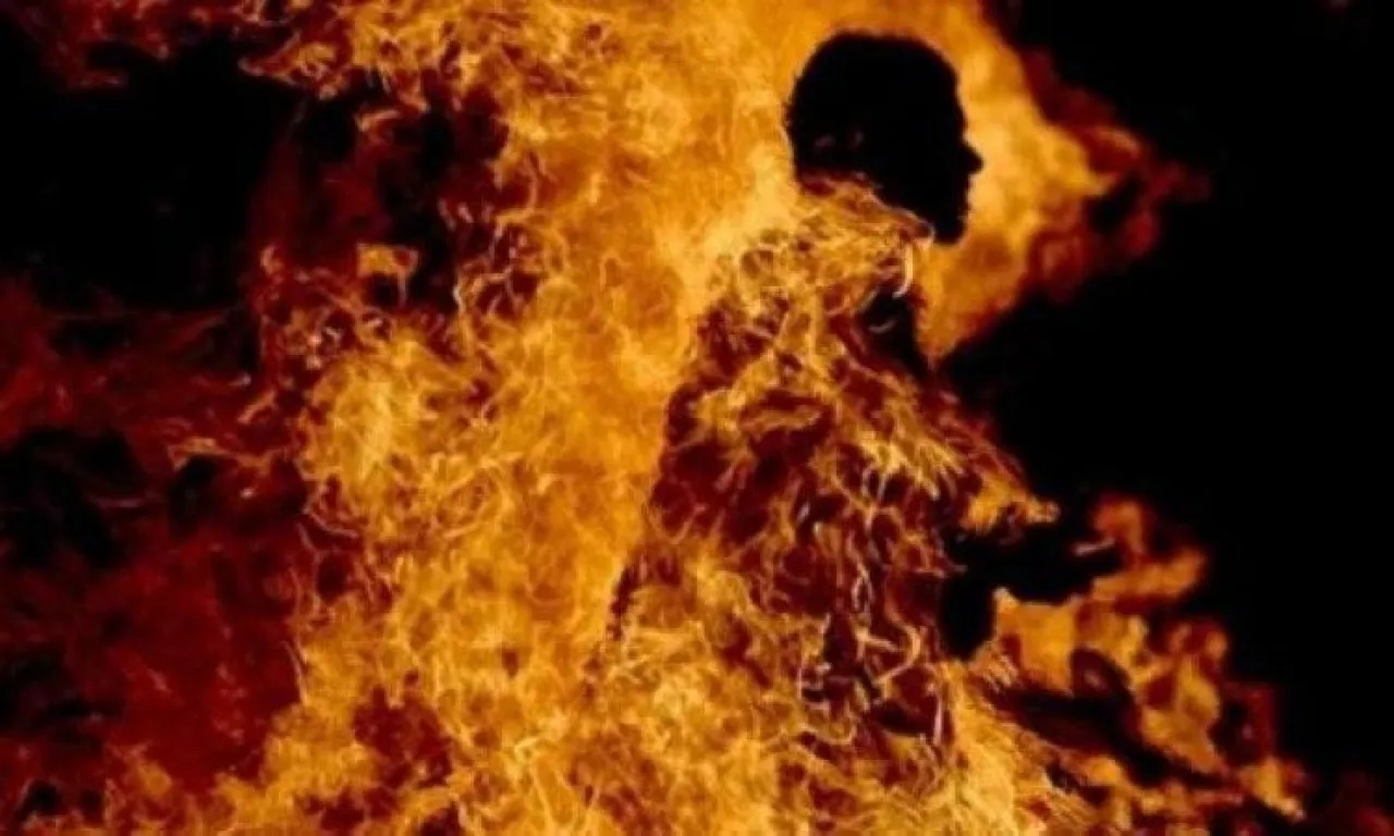 شخص يقتل شقيقاته الثلاث حرقا بالبنزين