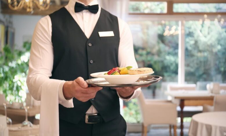 عاملون بمطعم مشهور بالعقبة بلا رواتب منذ 6 أشهر