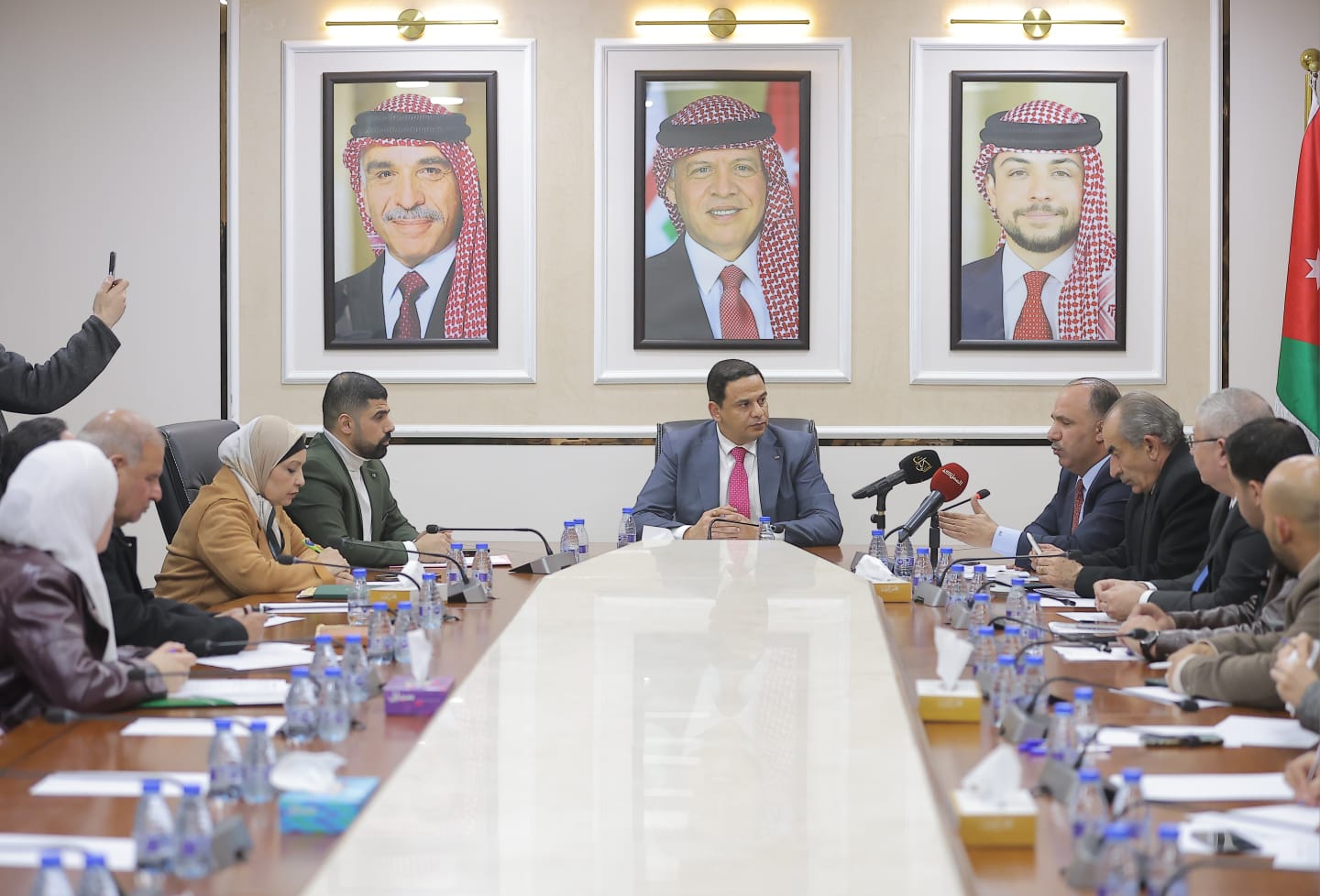 الطاقة النيابية: تعيين موظف في كل محطة شحن لمراقبة التزامها بتسعيرة الكهرباء