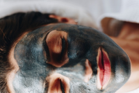 ماسك الفحم للرؤوس السوداء: إليك الطريقة الصحيحة لتطبيقه