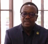 رئيس لجنة الحكام في الاتحاد الأفريقي لكرة القدم يقول إن حارس منتخب السنغال حاول التأثير على نهائي أمم أفريقيا بسبب واقعة «المنشفة»