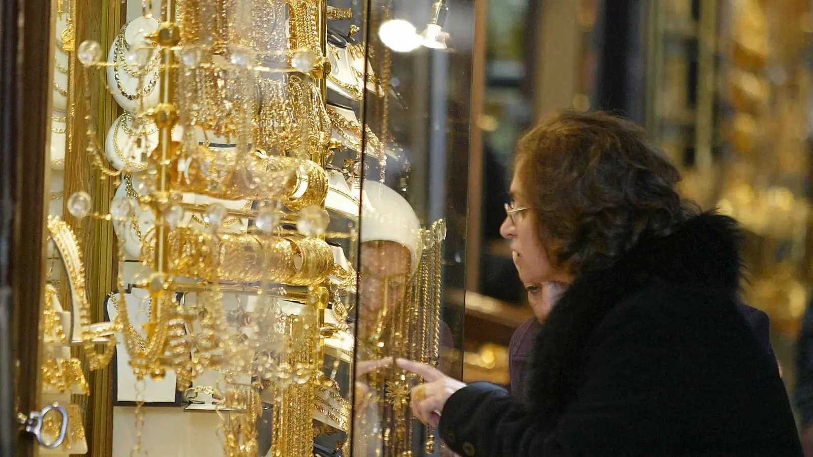 انخفاض أسعار الذهب محليا إلى 100.5 دينار للغرام