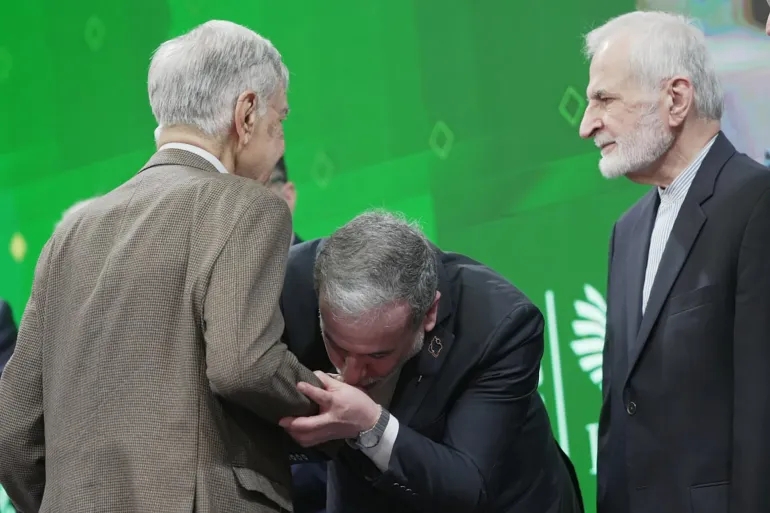 من الرجل الذي انحنى وزير الخارجية الإيراني لتقبيل يده؟