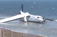 بعد إقلاعها بـ 15 دقيقة.. سقوط طائرة صومالية على الشاطئ ونجاة 55 شخصا بأعجوبة