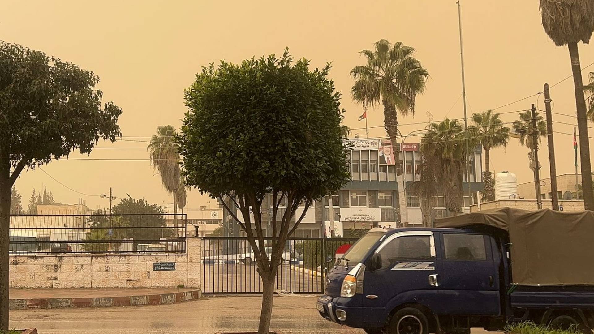 أجواء غير اعتيادية في الأردن السبت..غبار كثيف وفرص لأمطار طينية