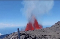 أمتار قليلة.. سياح ينجون بأعجوبة من بركان ثار على مقربة منهم (فيديوهات)