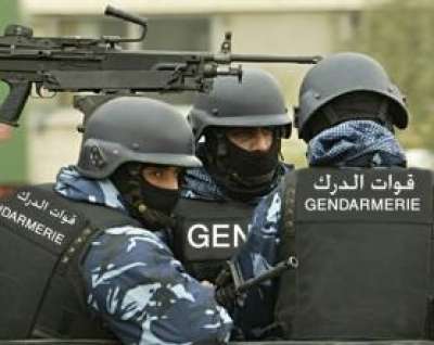 تفاصيل اشتباكات جمهور الوحدات والفيصلي ..تكسير مركبات وتخريب املاك عامة وقنابل مسيلة للدموع واصابات بين الجمهور وافراد من الدرك