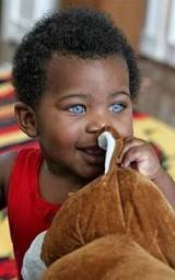 صورة  لطفل افريقي يمتلك اجمل عيون في الكون !!!