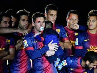 بالصور: بزازة ميس تزين احتفالات برشلونة باللقب