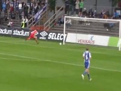 حارس مرمى يُسوق لـنفسه بهدف فى مرماه ليدخل تاريخ الأسوأ فيديو