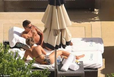 صديقة اوزيل تنسيه هموم الكرة