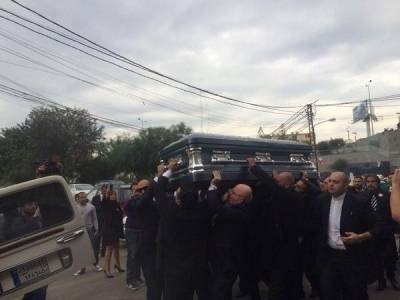 بالفيديو والصور… موكب وداع الفنانة صباح ينطلق على وقع الأغاني والدبكة