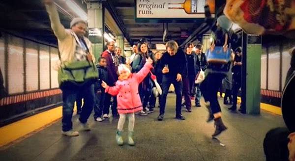 فيديو: طفلة تثير إعجاب المارة بـ وصلة رقص في المترو