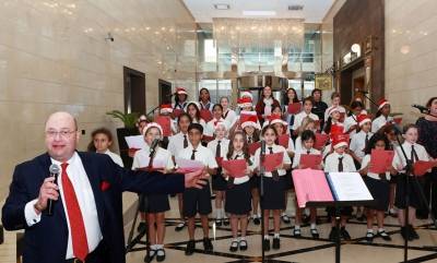 جراند ملينيوم دبي يستضيف احتفالية لإضاءة شجرة الكريسماس