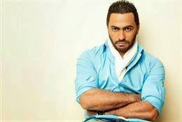 بالفيديو  تامر حسني يبكي على الهواء!