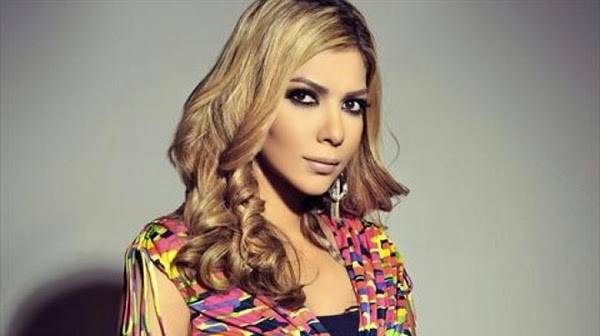 صور: أصالة تظهر بـ لوك عشريني مع ابنتها وصديقاتها