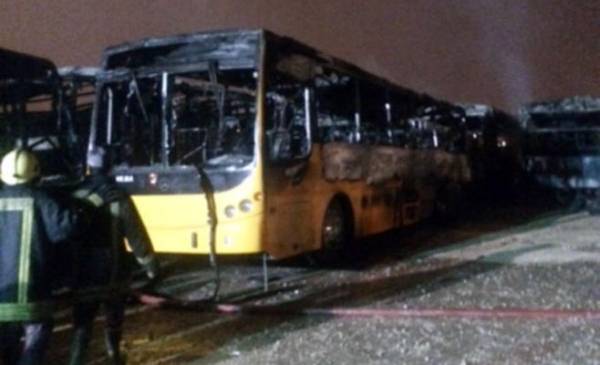 حريق ضخم في مستودعات شركة إلبا هاوس يأتي على 25 حافلة