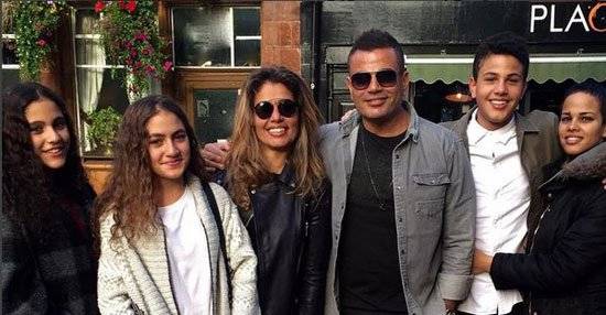 اكتشف “العمر الحقيقي” للفنان المصري عمرو دياب