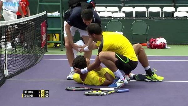 فيديو : لاعب تنس يصيب رأس زميله ويوقعه أرضاً في بطولة ميامي!