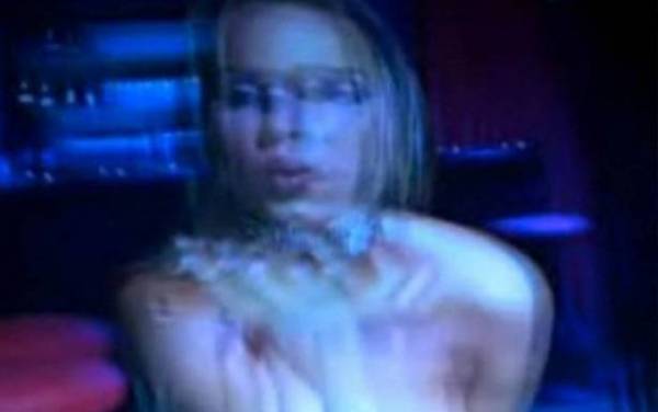 رجل عربي يتفاجأ برؤية زوجته في11 فيلما إباحيا!