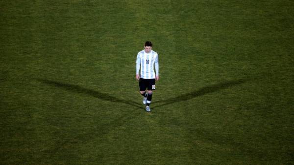 ميسي يصاب باكتئاب ويريد الرحيل عن برشلونة