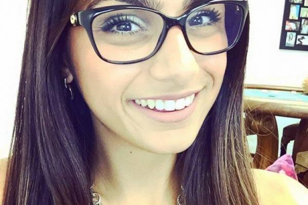 ما حقيقة العلاقة بين الممثلة الاباحية ميا خليفة ووزير إسرائيلي!؟