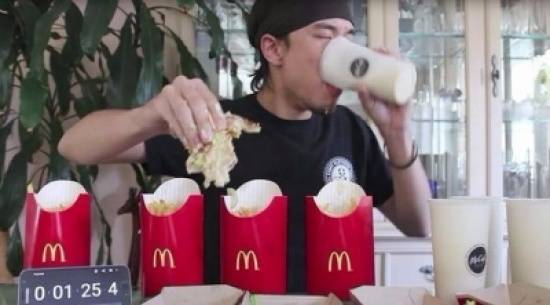 بالفيديو: يتناول 7500 سعرة حرارية في 5 دقائق