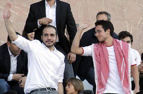 ولي العهد يلعب كرة القدم ويعلق على الصورة