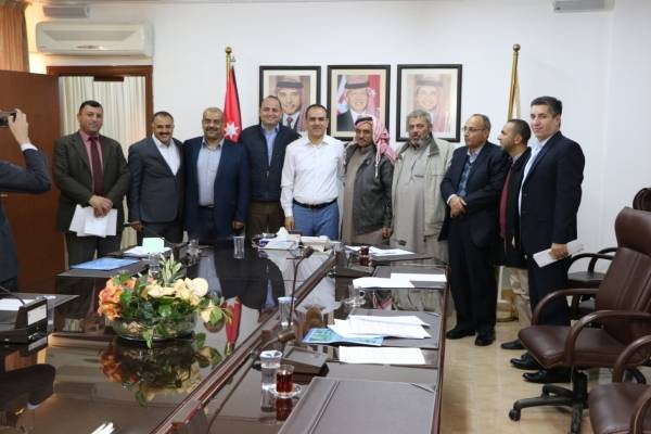 وزير الزراعة ووزير البيئة المهندس إبراهيم الشحاحدة يلتقي  مربي الدواجن