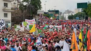 فنزويلا: كاراكاس تشهد مسيرة حاشدة تأييدا لمادورو وزعيم المعارضة يحث على التظاهر