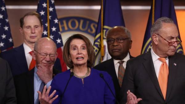 رئيسة مجلس النواب الأمريكي: تجاوزات ترامب قد تؤدي الى عزله