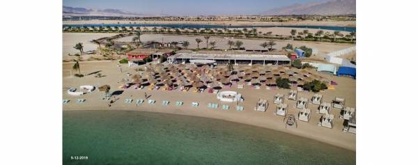 رفع العلم الأزرق في أيلة على نادي الشاطئ وفندق حياة ريجنسي أيلة