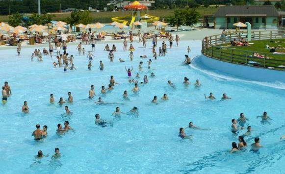 إنذار 9 مسابح مخالفة في الزرقاء