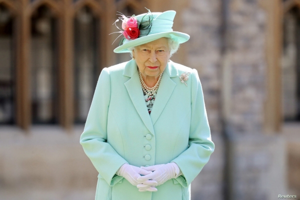 ملكة بريطانيا تعود لقصرها بعد قضائها ليلة في المستشفى