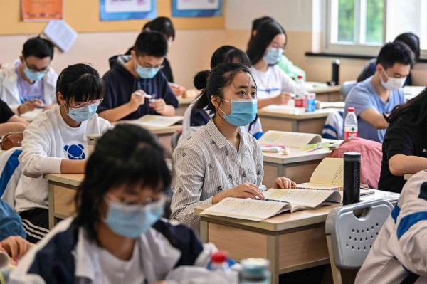 الصين تقر قانوناً للحد من الفروض المدرسية