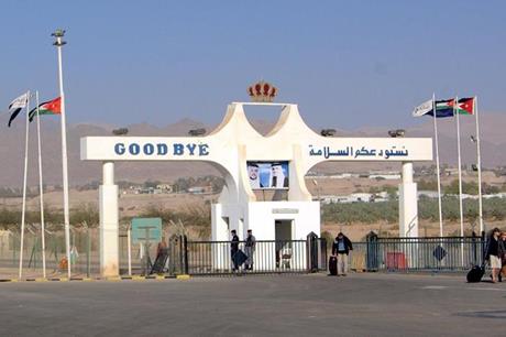 الاحتلال يغلق معبر الكرامة أمام المسافرين مع الأردن