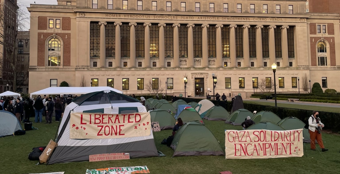 طلبة “كولومبيا الأمريكية” يعتصمون تنديداً بجرائم الاحتلال..نصبوا 60 خيمة بالحرم الجامعي (فيديو)